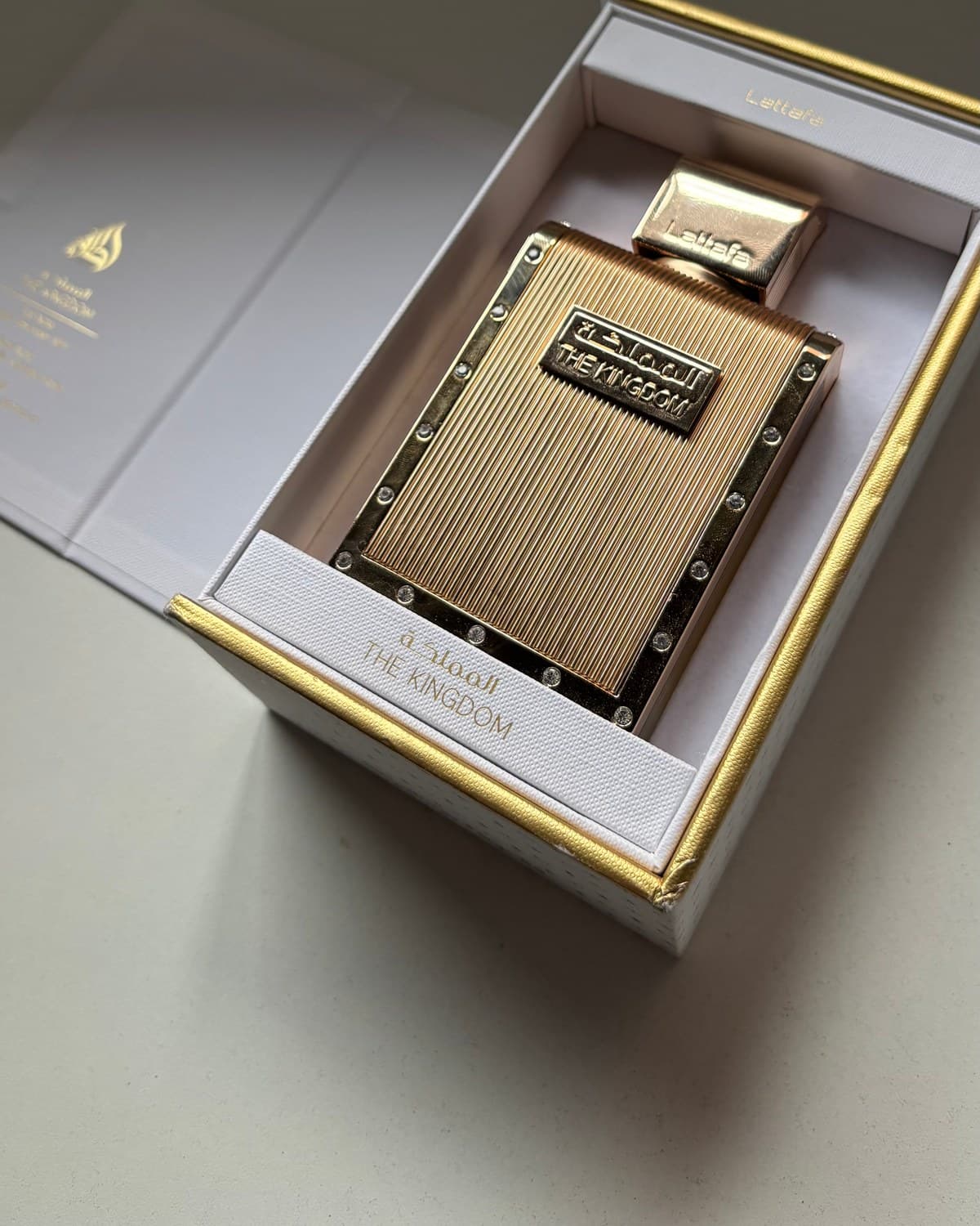 Lattafa The Kingdom, frasco de 100 ml, dentro de su caja