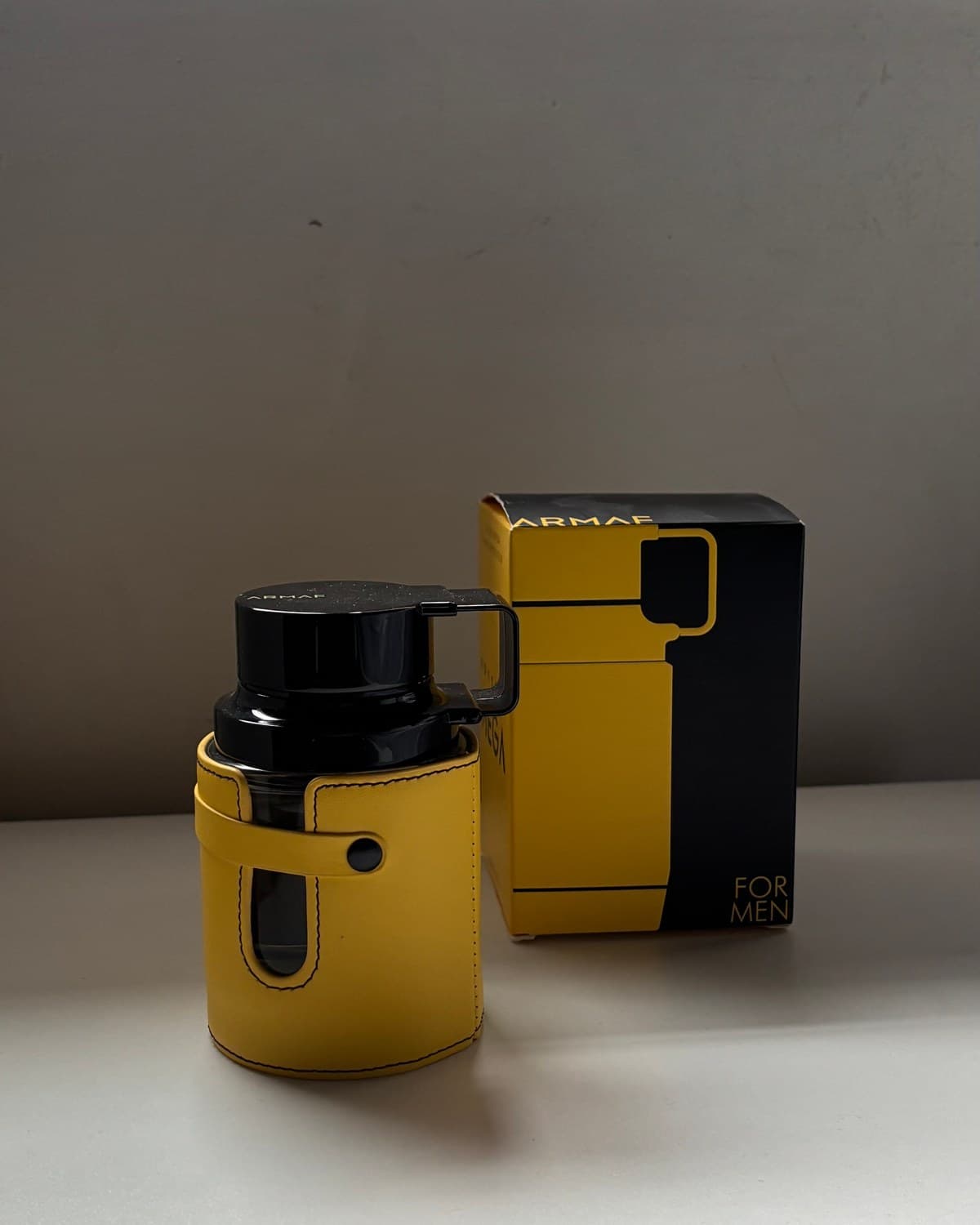 Armaf Odyssey Mega, frasco de 100 ml, sobre la mesa